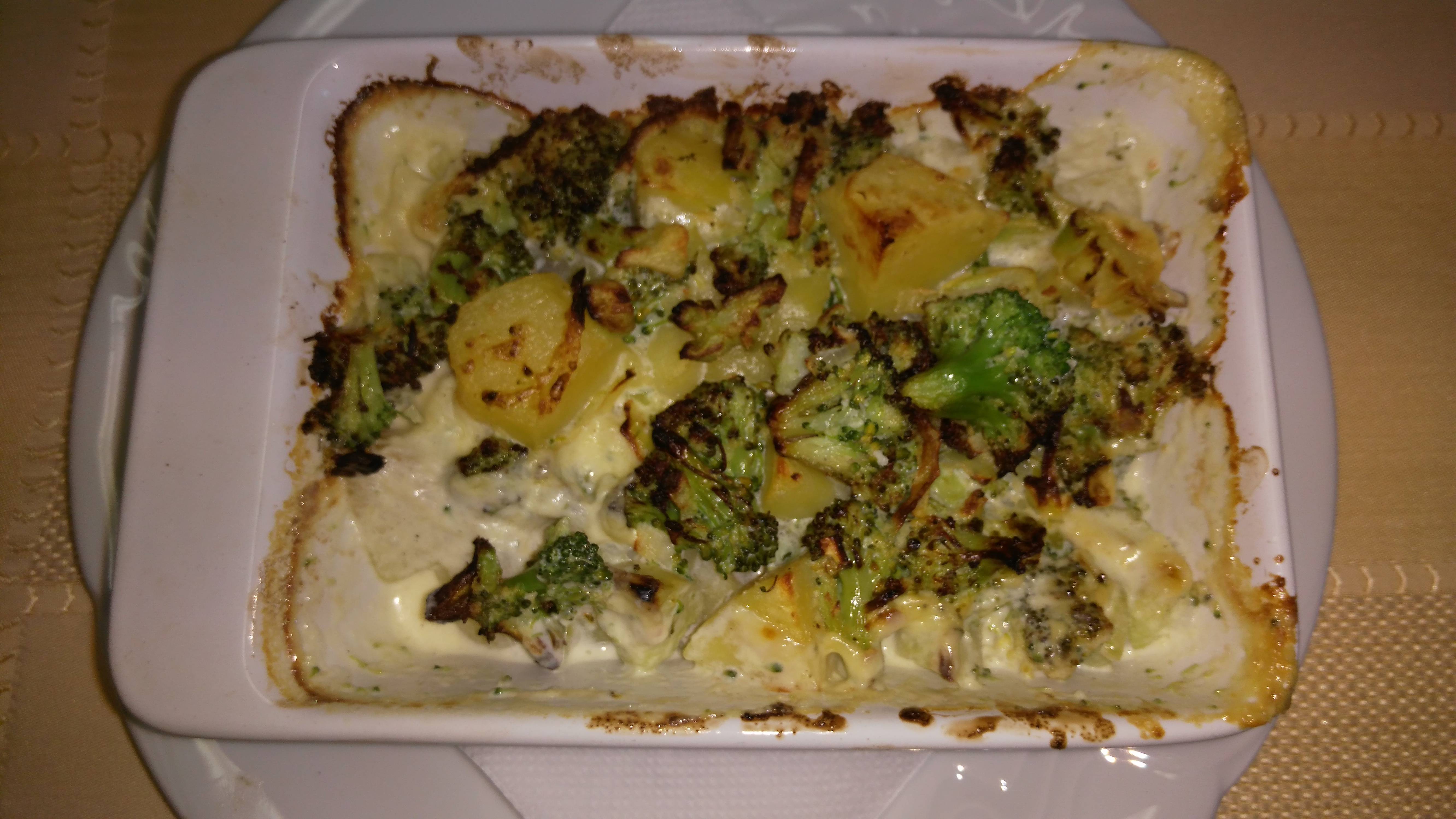 Zapiekane brokuły z ziemniakami zwieńczone śmietaną