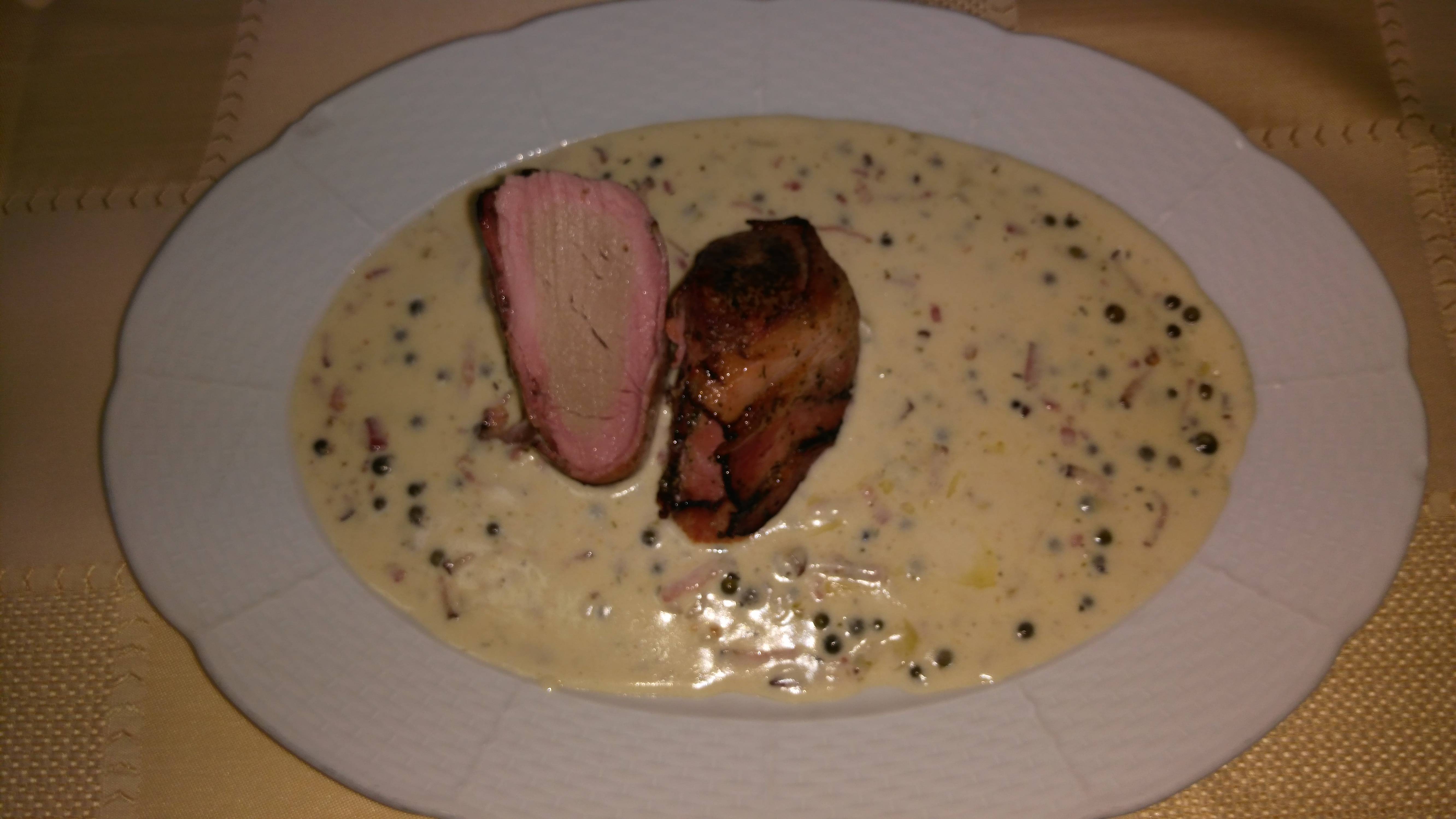 Wieprzowe polędwiczki z grilla w sosie śmietankowo-pieprzowym