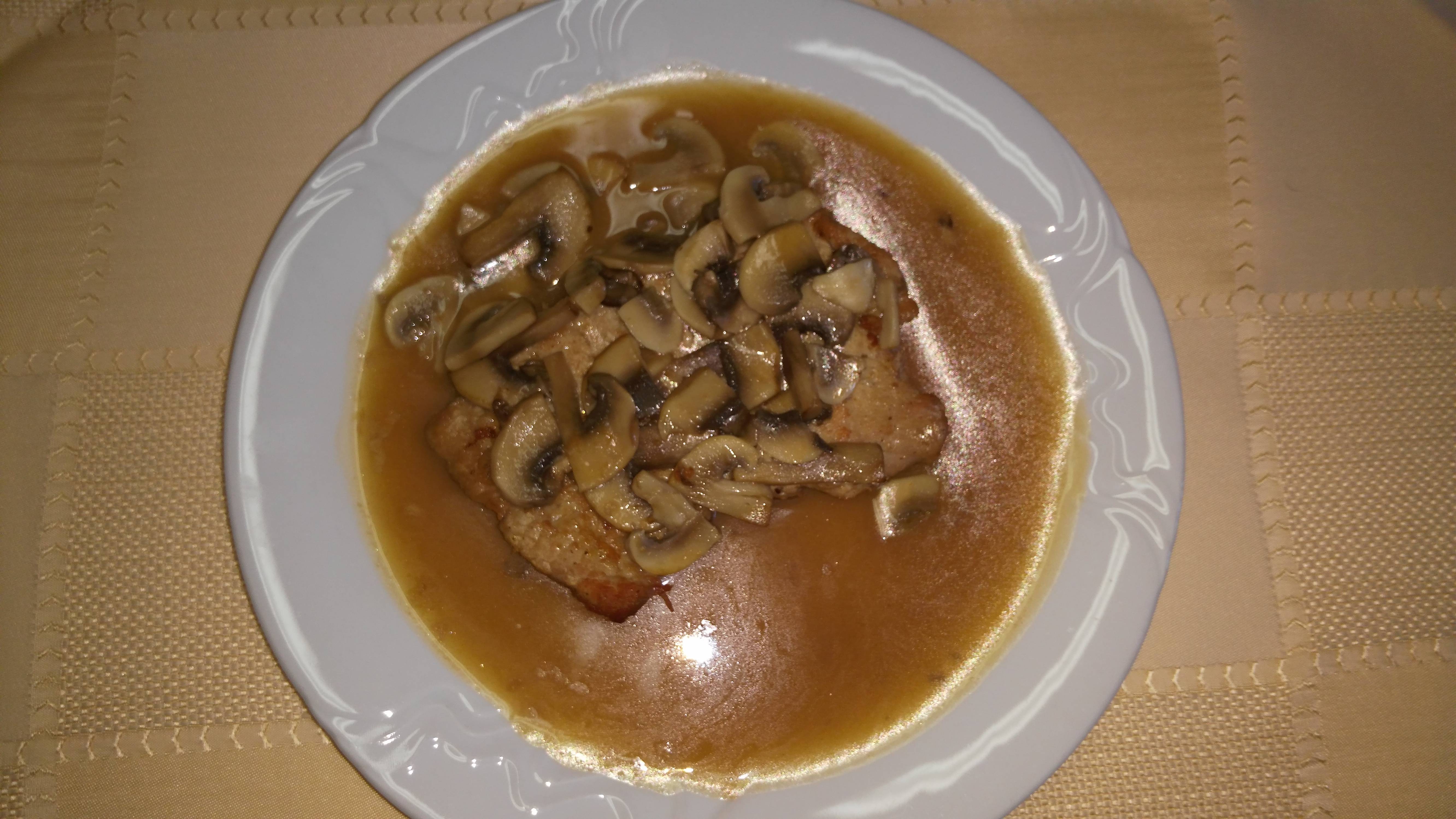 Wieprzowy kotlet z pieczarkami